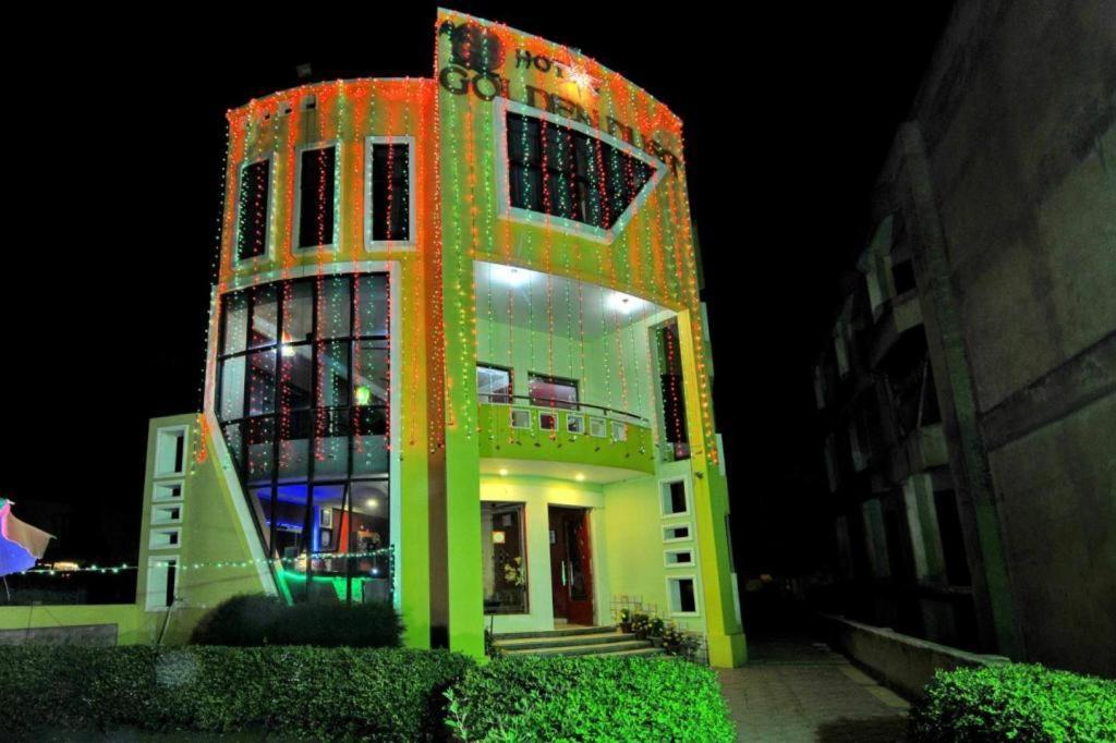 Hotel Golden Dust Puri Buitenkant foto