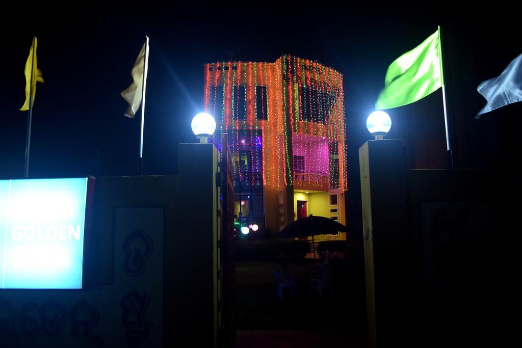 Hotel Golden Dust Puri Buitenkant foto