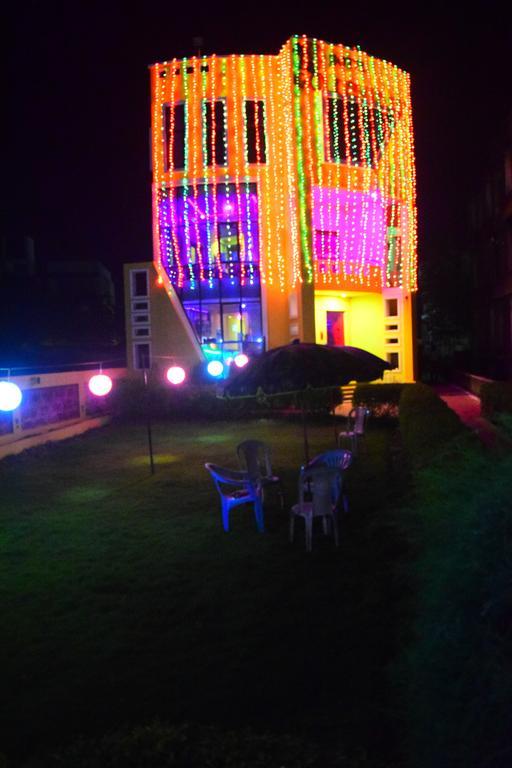 Hotel Golden Dust Puri Buitenkant foto