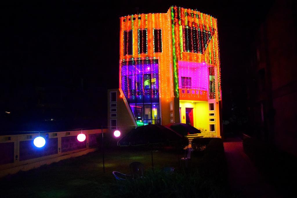 Hotel Golden Dust Puri Buitenkant foto